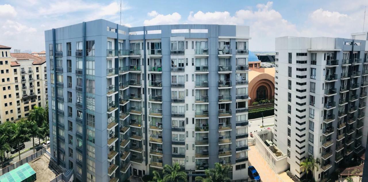 One Palm Tree Across Naia-t3 Apartment *
